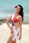 La representante de Nicaragua, Karen Gutiérrez, participa  en una sesión fotográfica en traje de baño del Certamen Miss América Latina del Mundo que se realiza en la Riviera Maya, Quintana Roo (México).