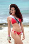 La representante de Ecuador, María Proaño, participa en una sesión fotográfica en traje de baño del Certamen Miss América Latina del Mundo que se realiza en la Riviera Maya, Quintana Roo (México).