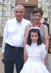Sofi con sus abuelos FernandoMurraMarcos yMontserrat Farrús de Murra.