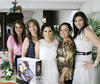 Ana Laura Pérez Guerra junto a las anfitrionas de su festejo prenupcial:Gabriela Romero, Emmy Romero de Torres,Gabriela de Romero yAdriana Romero deVela.