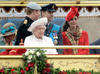 Isabel II fue acompañada en la embarcación por su marido, el duque de Edimburgo, el príncipe Carlos y Camilla, el príncipe Enrique y los duques de Cambridge, Guillermo y la sonriente Catalina, que aportó la nota de color en el vestuario con un conjunto rojo de Alexader McQueen con sombrero a juego.