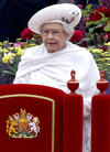 Isabel II fue acompañada en la embarcación por su marido, el duque de Edimburgo, el príncipe Carlos y Camilla, el príncipe Enrique y los duques de Cambridge, Guillermo y la sonriente Catalina, que aportó la nota de color en el vestuario con un conjunto rojo de Alexader McQueen con sombrero a juego.