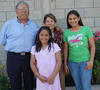 02062012 BáRBARA GABRIELA  en compañía de sus abuelitos don Héctor,  doña Coco y su hermana Ximena.