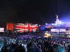 Un espectáculo de fuegos artificiales sorprendió a los británicos que acudieron a celebrar a la reina por sus 60 años en el trono.