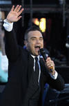 El carismático Robbie Williams abrió un concierto de más de tres horas, durante las cuales el público no dejó de ondear banderas británicas, y que supuso un repaso por la seis últimas décadas de la música anglosajona.