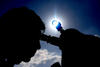 Al igual que en un eclipse solar, no hay que mirar directamente al Sol o de lo contrario se pueden causar daños permanentes en los ojos.