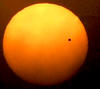 "Si a usted le gusta el lunar en el rostro de Cindy Crawford, le gustará Venus", dijo Van Webster, un miembro de la Sociedad Astronómica de Los Ángeles, quien instaló su telescopio en el monte de Hollywood.