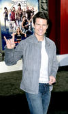 El cantante estadounidense Bret Michaels posó junto al actor estadounidense Tom Cruise al estreno mundial de "Rock of Ages".