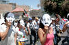 Jóvenes portaron las ya famosas máscaras utilizadas por estudiantes en la Ibero.