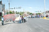 Por el puente plateado se entró a Torreón mientras se invitaba a los peatones y automovilistas a que se unieran al recorrido, "¡únete pueblo, es hora de que hagamos historia todos juntos!", fueron los gritos de algunos estudiantes.
