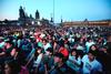 Miembros del movimiento #Yosoy132 marcharon del Ángel de la Independencia al Zócalo para ver el segundo debate presidencial.