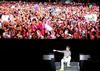 Las "Beliebers" mostraron su entrega y dedicación a su ídolo al corear completa As Long As You Love Me, que apenas se dio a conocer horas antes del concierto.