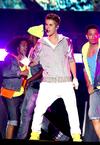 El cantante canadiense Justin Bieber rebasó finalmente las expectativas al reunir a unas 210,000 personas en  el Zócalo de Ciudad de México, informó la Secretaría de Protección Civil de la capital mexicana.