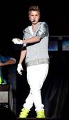El cantante canadiense Justin Bieber rebasó finalmente las expectativas al reunir a unas 210,000 personas en  el Zócalo de Ciudad de México, informó la Secretaría de Protección Civil de la capital mexicana.
