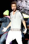 A Bieber sólo le faltaron alas para volar en el escenario, porque se deslizó sobre el piso, se aventó al suelo, bailó, saltó y hasta se hincó.