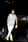 A Bieber sólo le faltaron alas para volar en el escenario, porque se deslizó sobre el piso, se aventó al suelo, bailó, saltó y hasta se hincó.