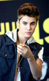 Con más de dos horas de retraso, Justin Bieber llegó a la conferencia de prensa en la capital mexicana y ofreció disculpas argumentando que tuvo un retraso en el vuelo.