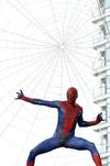Un actor disfrazado de Spiderman participa en el estreno mundial de la película "Amazing Spider-Man" en Tokio.
