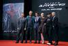El director estadounidense Marc Webb, posa con el actor galés Rhys Ifans, los actores estadounidenses Andrew Garfield y Emma Stone, y los productores Avi Arad y Matt Tolmach a su llegada al estreno mundial de la película "Amazing Spider-Man" en Tokio.