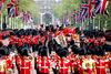 Durante la ceremonia “Trooping the Colour”, participaron mil 600 guardias y 240 caballos, así como bandas de música que entonaron el himno nacional “God Save the Queen” (Dios salve a la reina) y marchas militares.