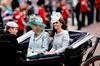 En tanto, el príncipe Carlos y su hijo el príncipe Guillermo aparecieron montados a corcel con enormes sombreros de pieles negras que cubren parte del rostro.