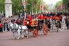 La reina, vestida de amarillo con usual sombrero y bolso de mano, y el duque, ataviado con tradicional traje militar, viajaron en una carroza escoltada por militares a caballo para después presenciar la ceremonia en una plaza cerca del Palacio de Buckingham.