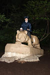 17062012 JAIME  cumpliendo con la tradición de domar al león Nittany, mascota de Penn State.