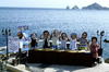 Activistas de la organización Oxfam protestaron con una representación de una cena de trabajo de los líderes de los países del G20 en la que se les ve comiendo, bebiendo y charlando frente a la playa en el marco de la reunion Cumbre de Líderes.