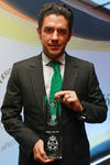 Alejandro Irarragorri muestra el Premio Nacional de Mercadotecnia Anáhuac Al-Ries. (Jam Media)
