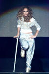 J.Lo lució su escultural figura con los distintos atuendos que usa en su gira "Dance Again".