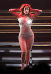 J.Lo lució su escultural figura con los distintos atuendos que usa en su gira "Dance Again".