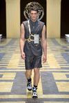 Un modelo luce una propuesta de Versace en la Semana de la Moda Masculina de Milán.
