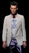 Creación de la colección primavera/verano 2013 de Vivienne Westwood durante la Semana de la Moda Masculina de Milan.