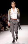 Un modelo luce una propuesta de Trussardi durante el desfile de la Semana de la Moda Masculina de Milán.