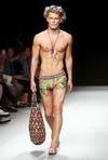 Un modelo luce una propuesta de la colección primavera/verano 2013 de Burberry Prorsum durante el desfile celebrado en la jornada de apertura de la Semana de la Moda Masculina de Milán.
