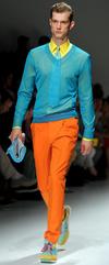 Modelo luce una propuesta de la colección primavera/verano 2013 de Salvatore Ferragamo.