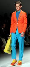 Un modelo luce una propuesta de la colección primavera/verano 2013 de Cavalli durante el desfile de la Semana de la Moda Masculina de Milán, en Italia.