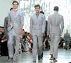 Un modelo luce una propuesta de la colección primavera/verano 2013 de Cavalli durante el desfile de la Semana de la Moda Masculina de Milán, en Italia.