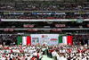 Peña Nieto manifestó a los asistentes que son la opción que asume compromisos y ve hacia delante y les dijo que se sientan orgullosos de compartir su causa y votar el 1 de julio por el PRI.