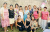 25062012 BRENDA  de Montero junto a las damas asistentes a su festejo de canastilla.