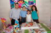 24062012 OLIVIA  Santacruz de Fernández en compañía de sus nietas Katia, Alina y Daniela.