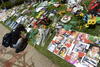 El cementerio Forest Lawn de Glendale, en el condado de Los Ángeles (EU), recibió en torno a 11,000 flores para conmemorar el tercer aniversario de la muerte de Michael Jackson, quien falleció en 2009 víctima de una intoxicación aguda de un anestésico.