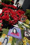 Junto a las flores también se pudieron ver carteles, osos de peluche y fotografías de Jackson en ese enclave convertido ya en uno de los centros de peregrinación anual de los fanáticos del autor de "Thriller".