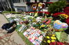 Junto a las flores también se pudieron ver carteles, osos de peluche y fotografías de Jackson en ese enclave convertido ya en uno de los centros de peregrinación anual de los fanáticos del autor de "Thriller".