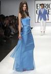 Un vestido corto de la colección femenina de la firma Enrico Coveri.