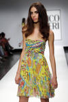 Un vestido azul de noche de la colección femenina de la firma Enrico Coveri para la temporada primavera/verano.