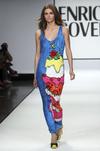 Una modelo luce un conjunto casual de la colección femenina de la firma Enrico Coveri para la temporada primavera/verano.