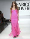 Un modelo desfilando con una creación de la colección primavera-verano de Versace, durante la Semana de la Moda de Milán, Italia.
