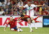 Iniesta daba un gran juego sin embargo España no lograba concretar en la zona final. (EFE)