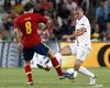 Arbeloa marcado de cerca por Miguel Veloso y su compañero en el Real Madrid, Fabio Coentrao. (EFE)